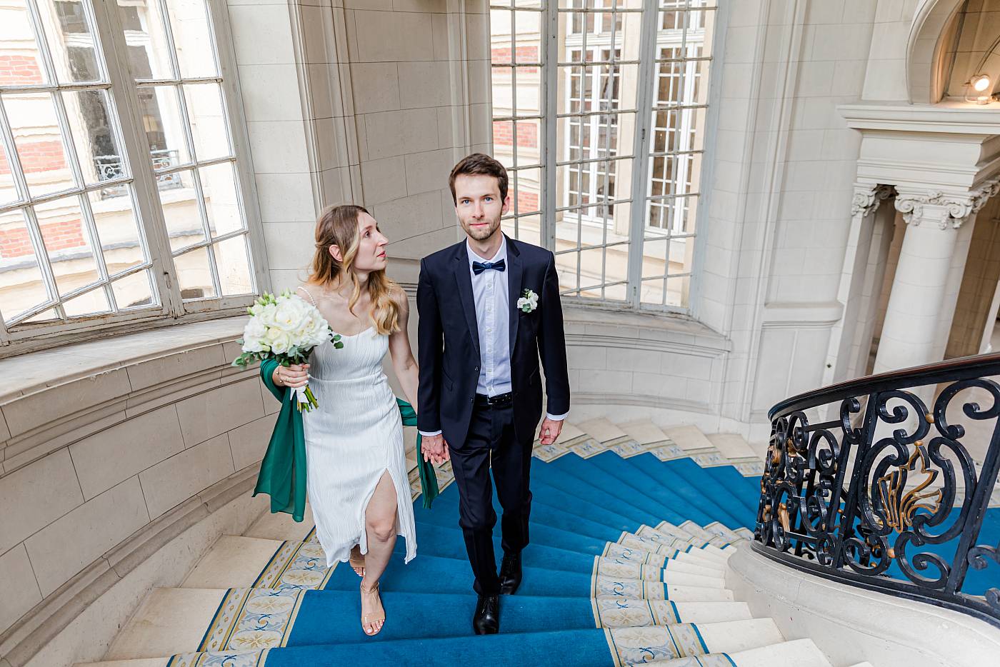 Montée des marches vers la salle des mariages de la mairie de Versailles