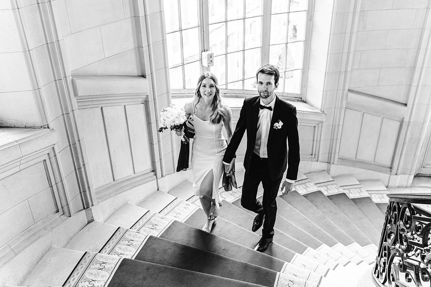Portrait en N&B des mariés se rendant à la salle des mariages de Versailles