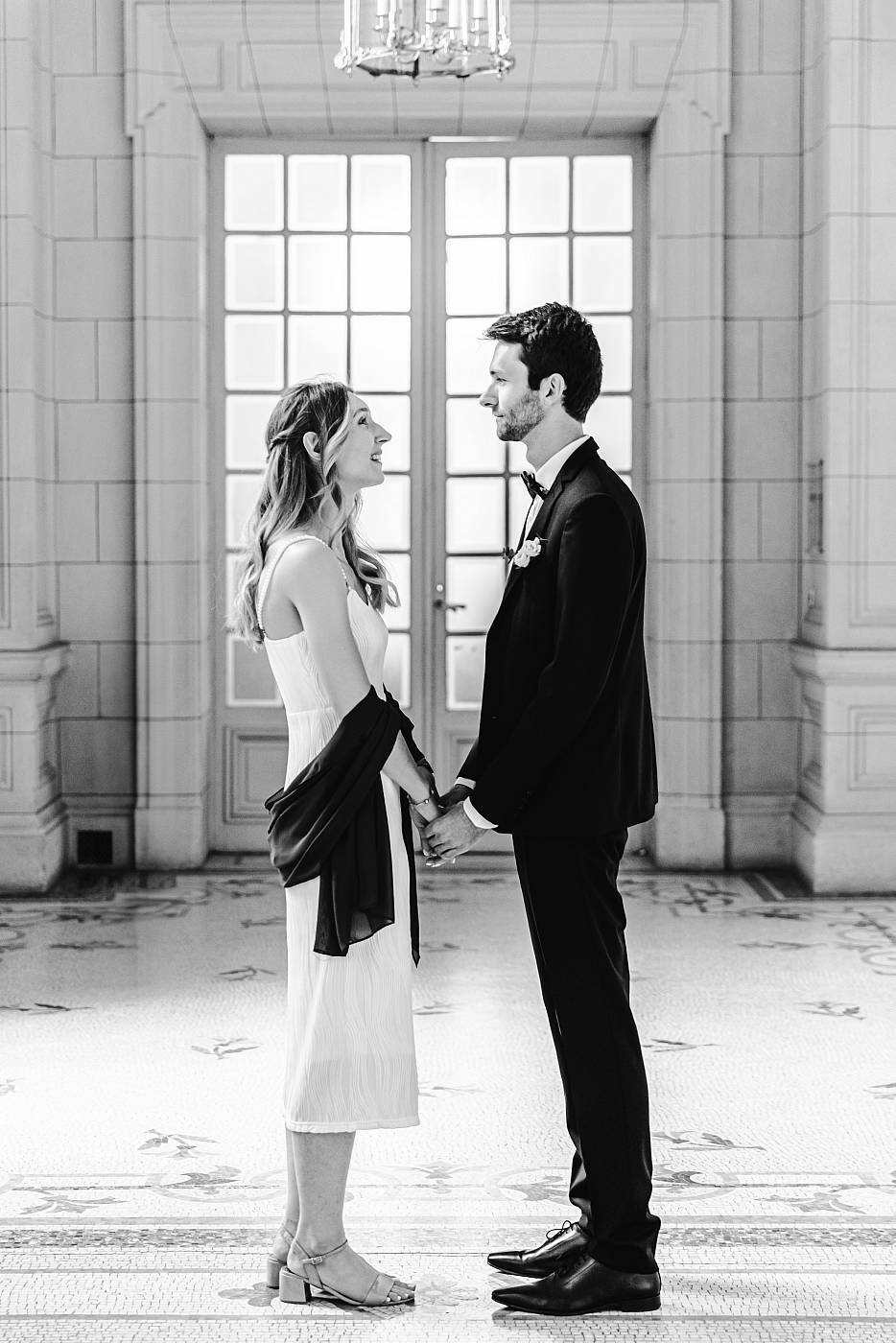 Les mariés main dans la main à Versailles dans les Yvelines