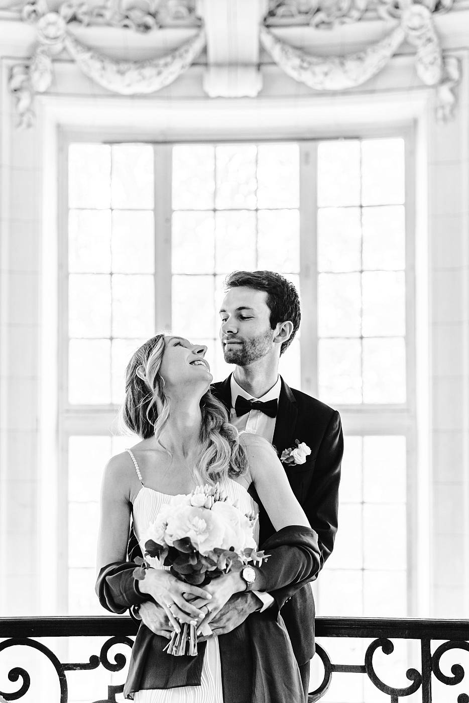 Les mariés devant la belle fenêtre de la mairie de Versailles