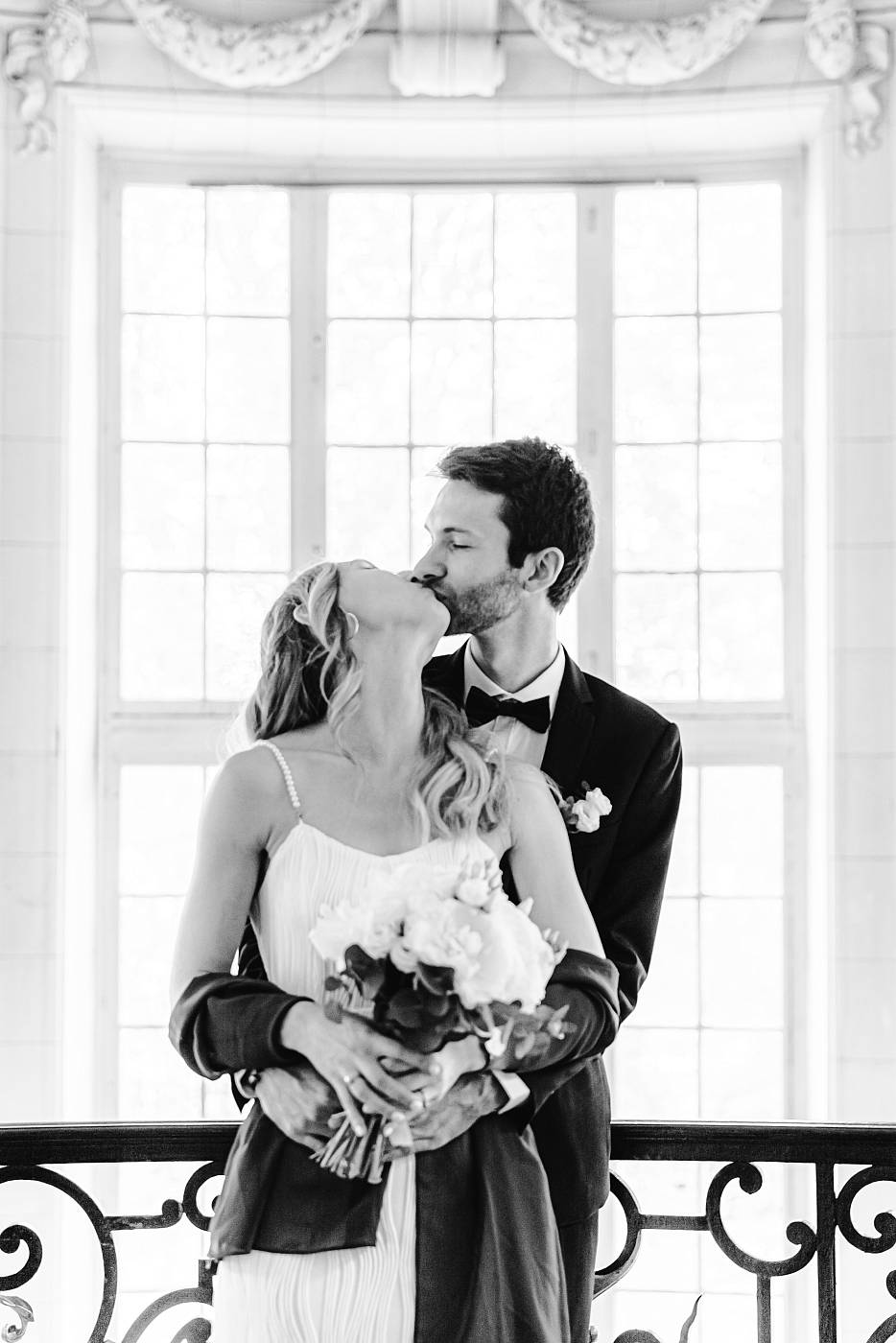 Baiser des mariés dans la belle mairie de Versailles