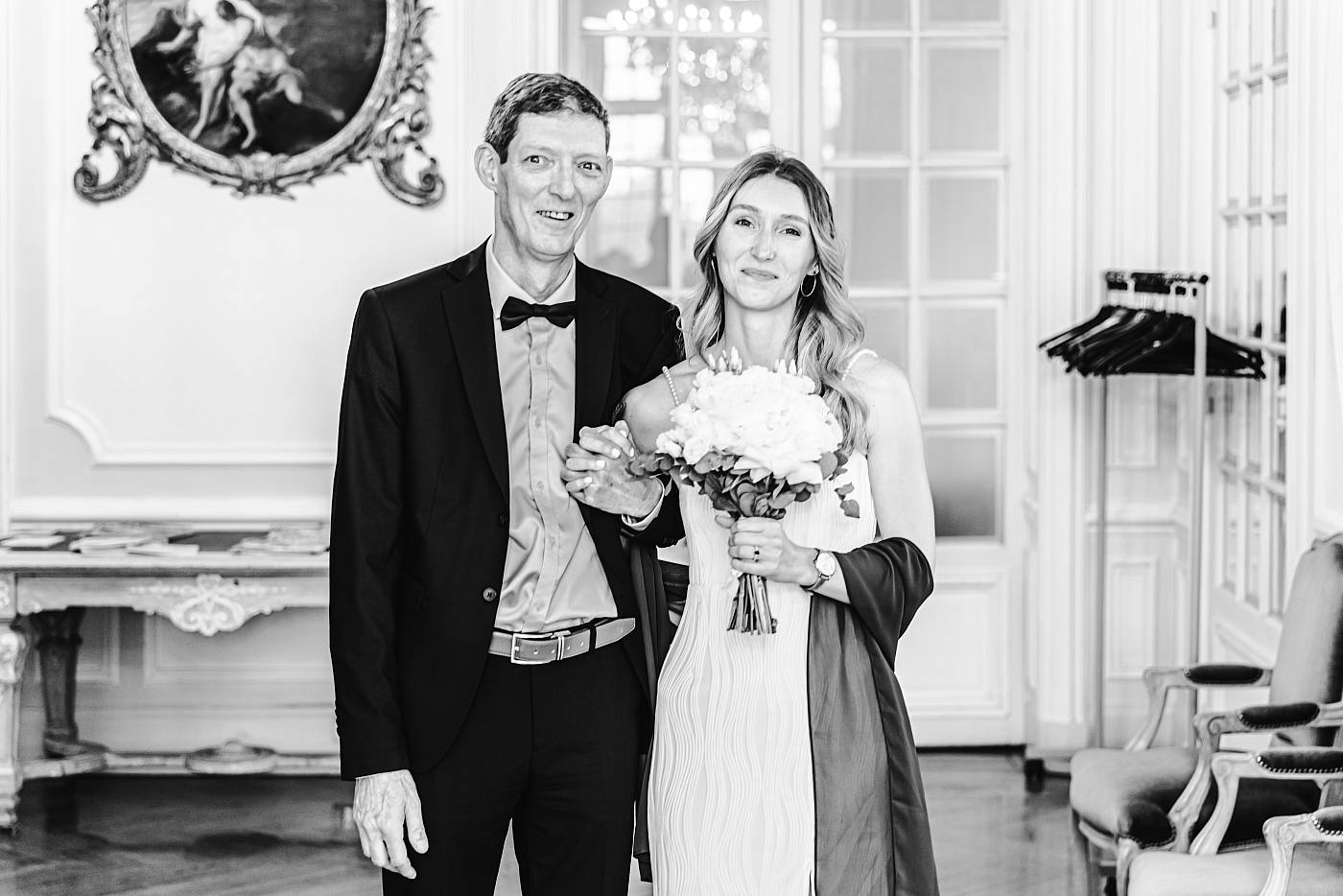 La mariée entre avec son père à la mairie de Versailles