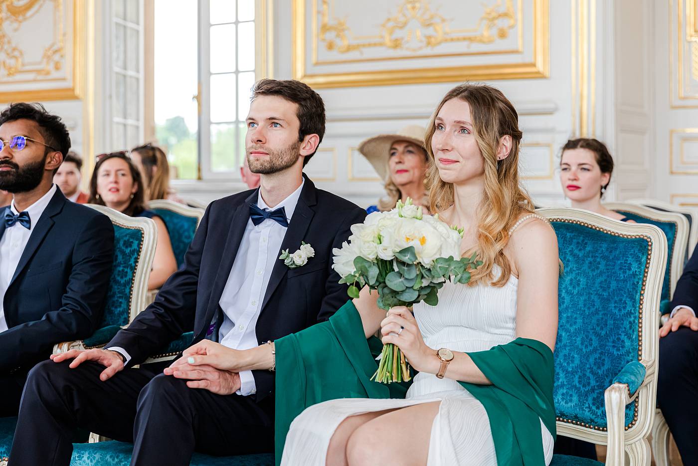 Les mariés main dans la main dans la salle des mariages