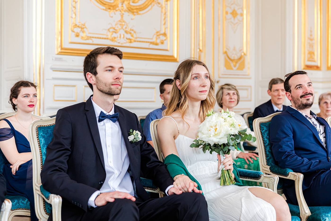 Les mariés devant le maire pour la cérémonie de mariage à Versailles