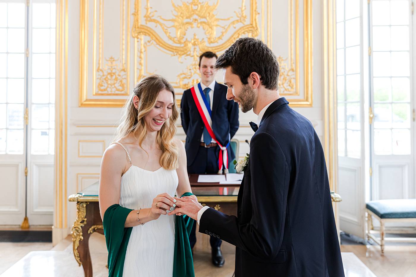 L'échange des alliances à la mairie de Versailles