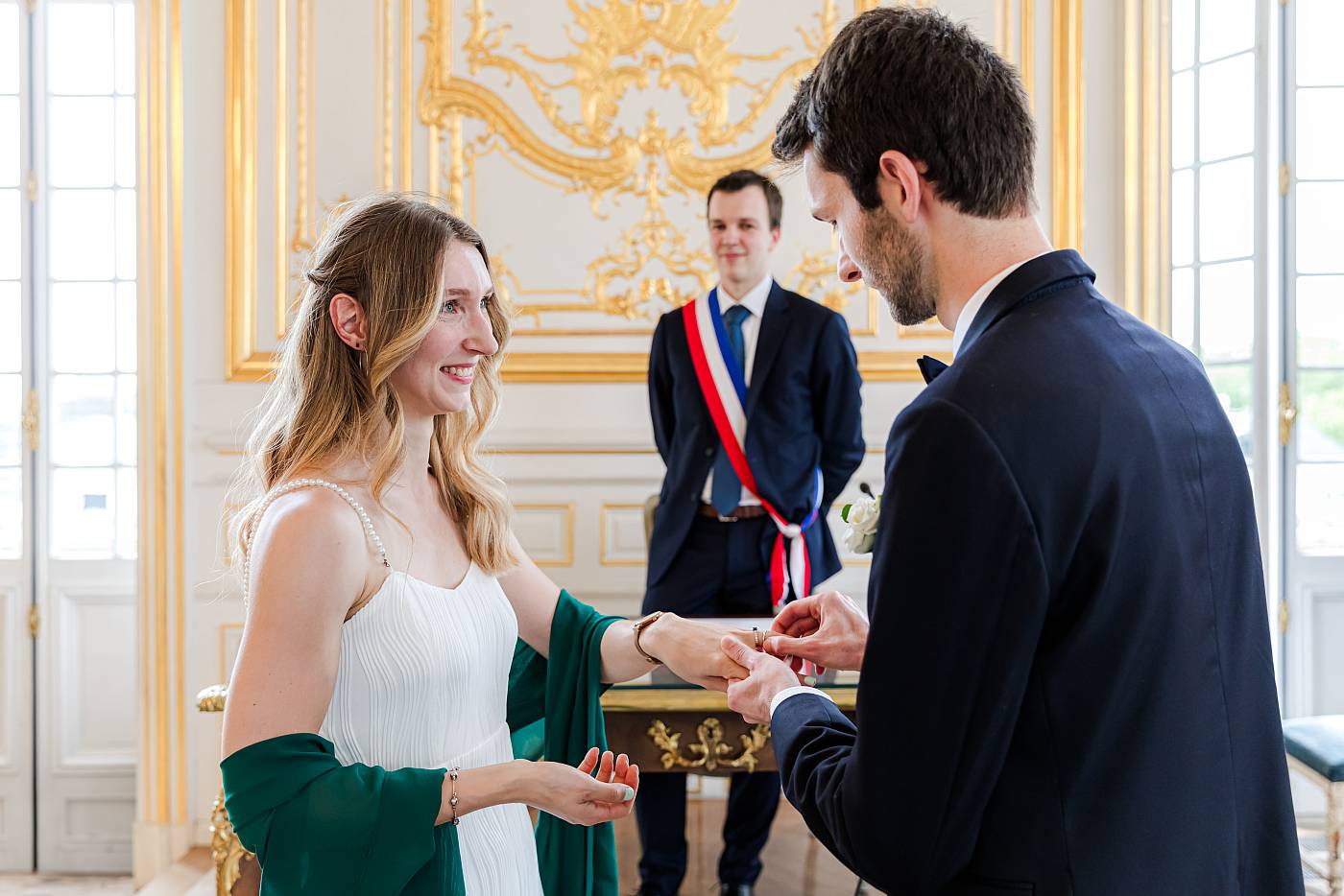 Le regard de la mariée durant l'échange des alliances