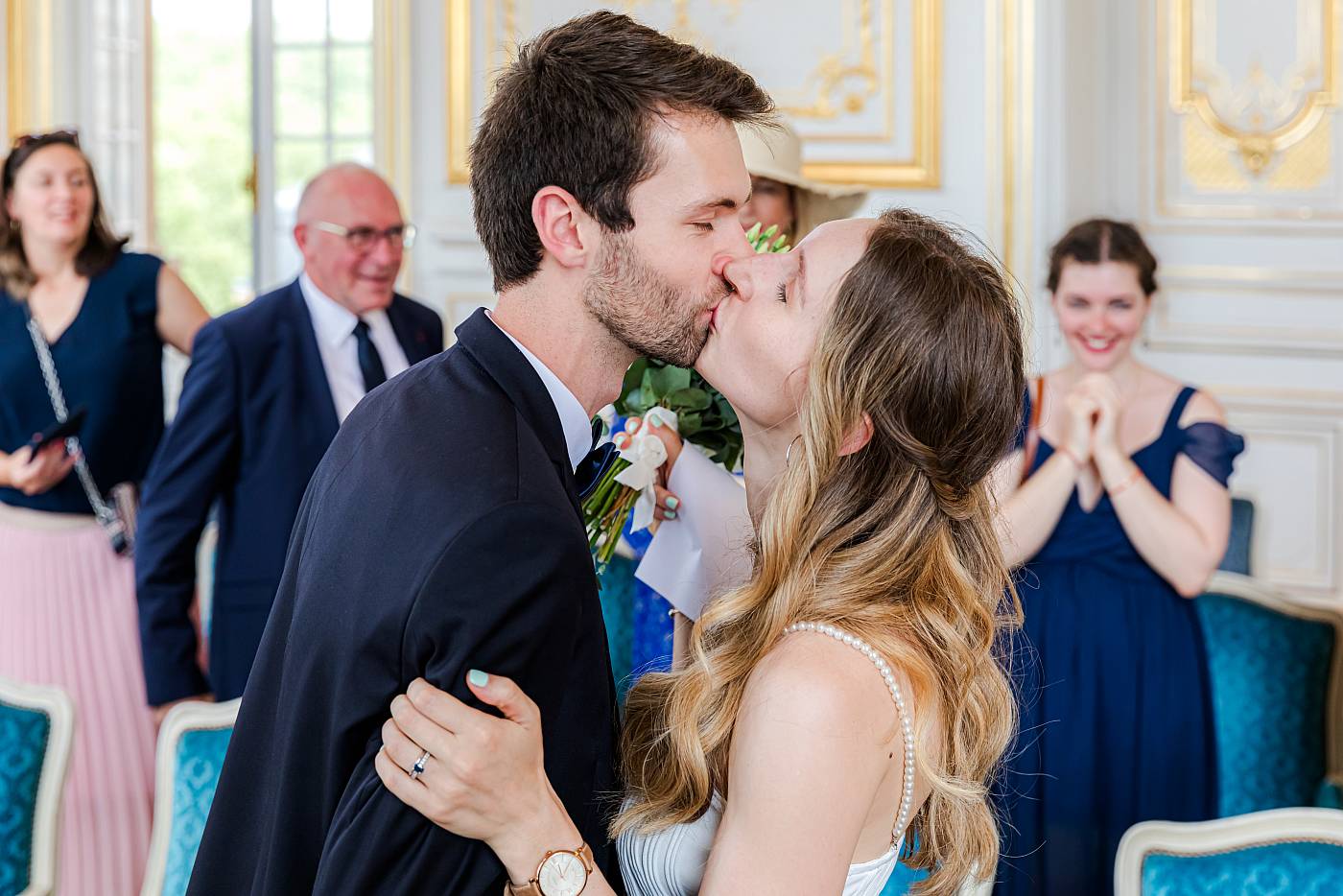 Le baiser des mariés à la fin de la cérémonie de mariage à Versailles