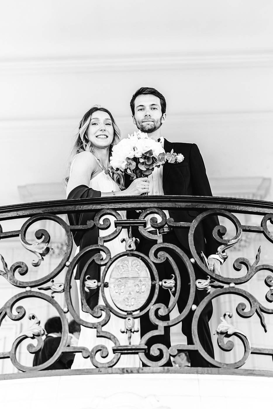 Les mariés prennent la pose lors de la sortie de la salle des mariages