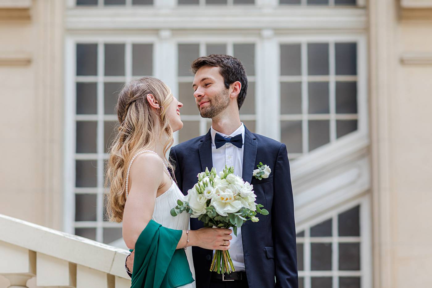 Photo de couple dans les extérieurs de la mairie de Versailles