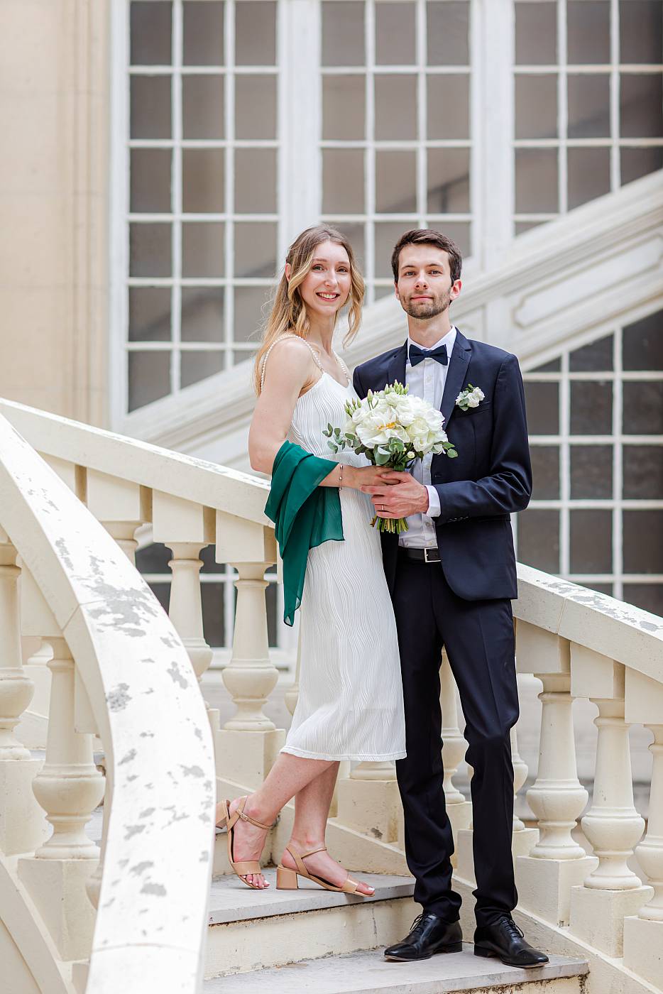 Le couple dans les escaliers extérieurs de la mairie des Yvelines