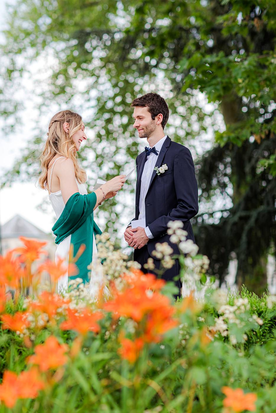 Les mariés se lisent leurs lettres de voeux à la mairie de Versailles