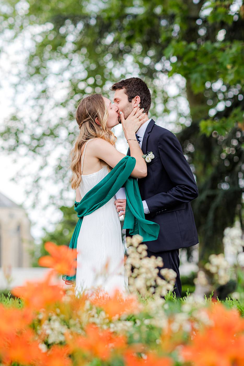La mariée embrasse le marié après avoir échangé leurs voeux