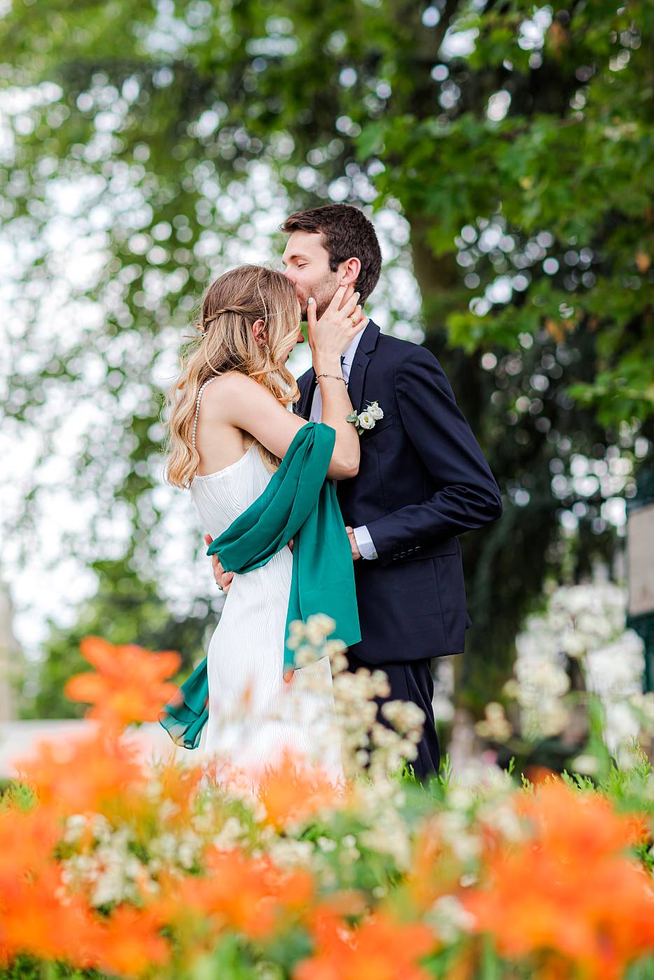 Baiser sur le front de la mariée après l'échange des voeux 