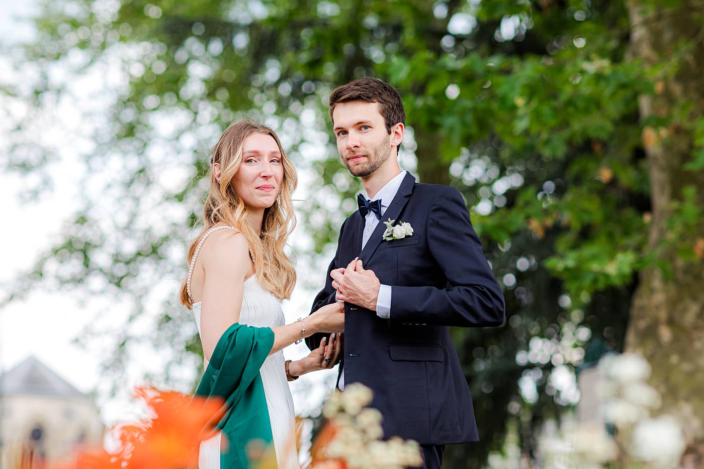 Les mariés émus après s'être échangés une lettre de voeux pour leur mariage