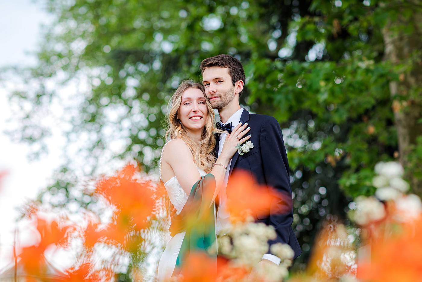 Portrait des mariés parmi les fleurs de la mairie de Versailles