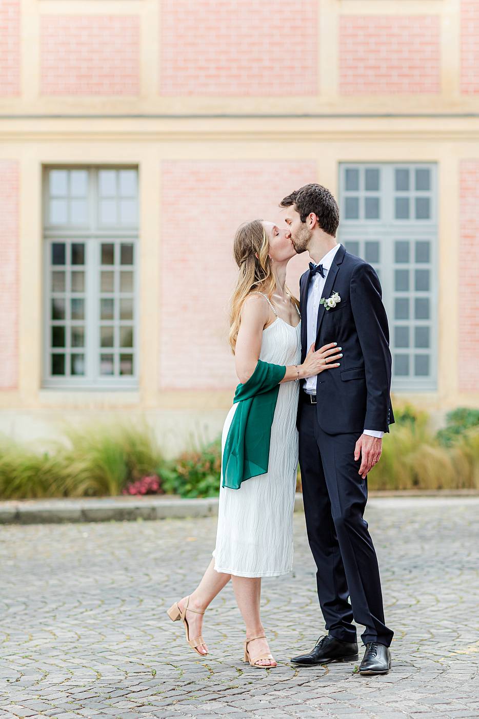 Photo de couple devant la mairie de Versailles dans les Yvelines