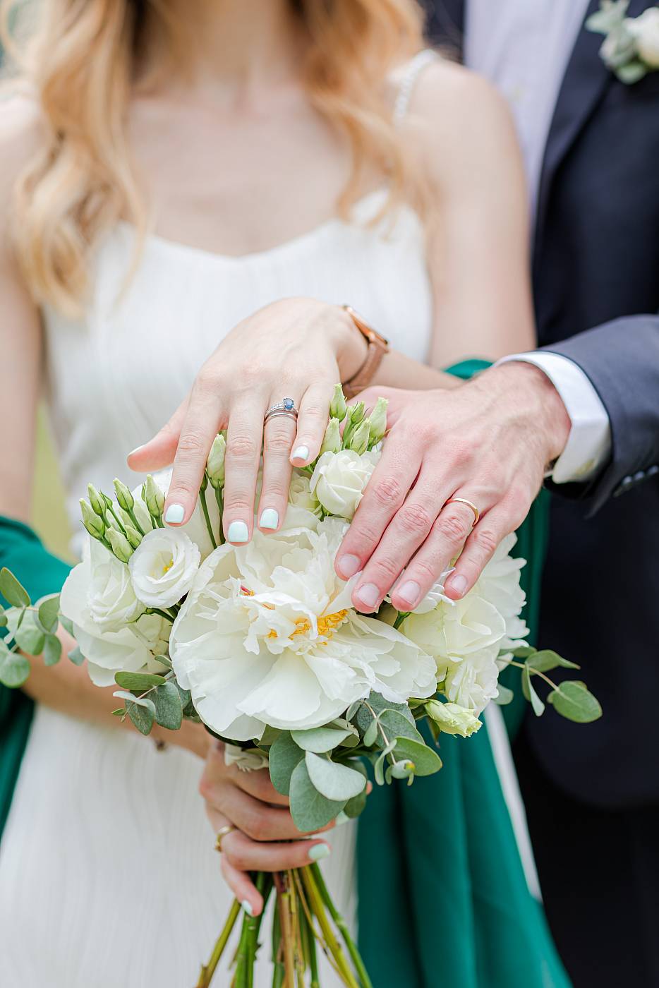 Gros plan sur les alliances et le bouquet