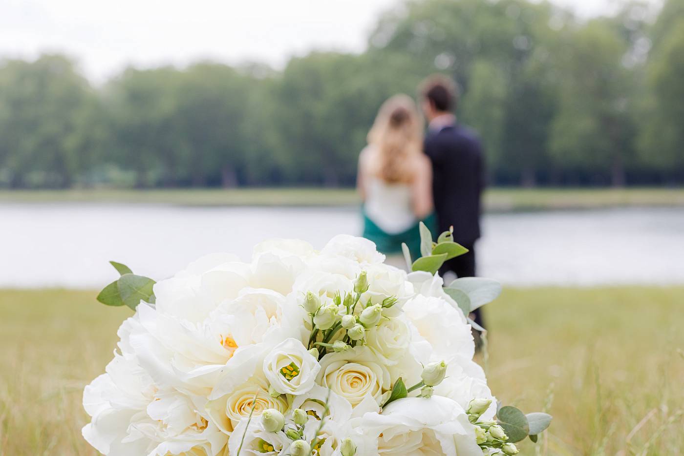 Le bouquet et les mariés