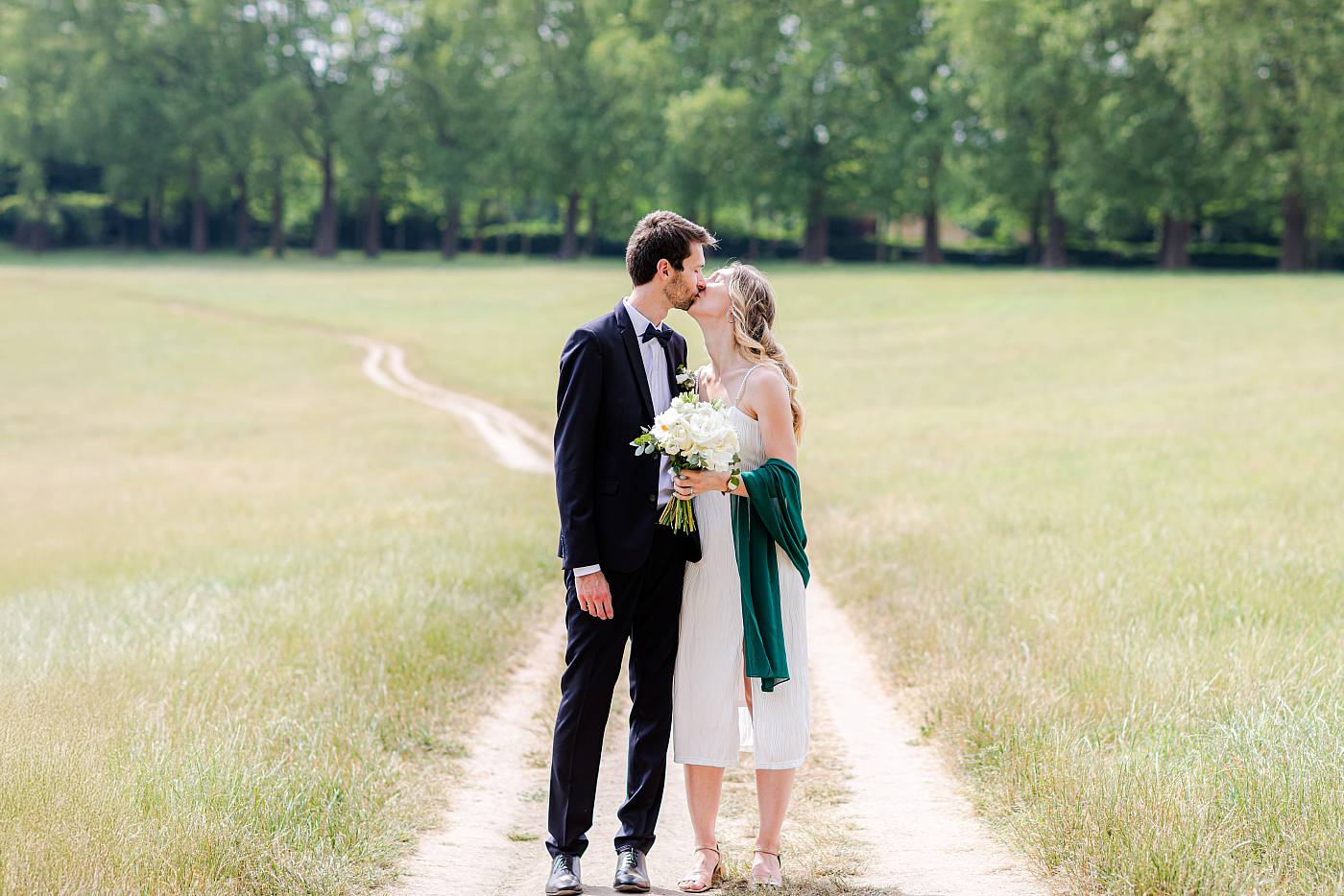 Baiser des mariés au détour d'un chemin sinueux