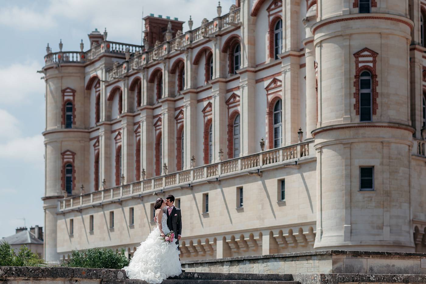 Les mariés devant la façade du château de Saint-Germain-en-Laye