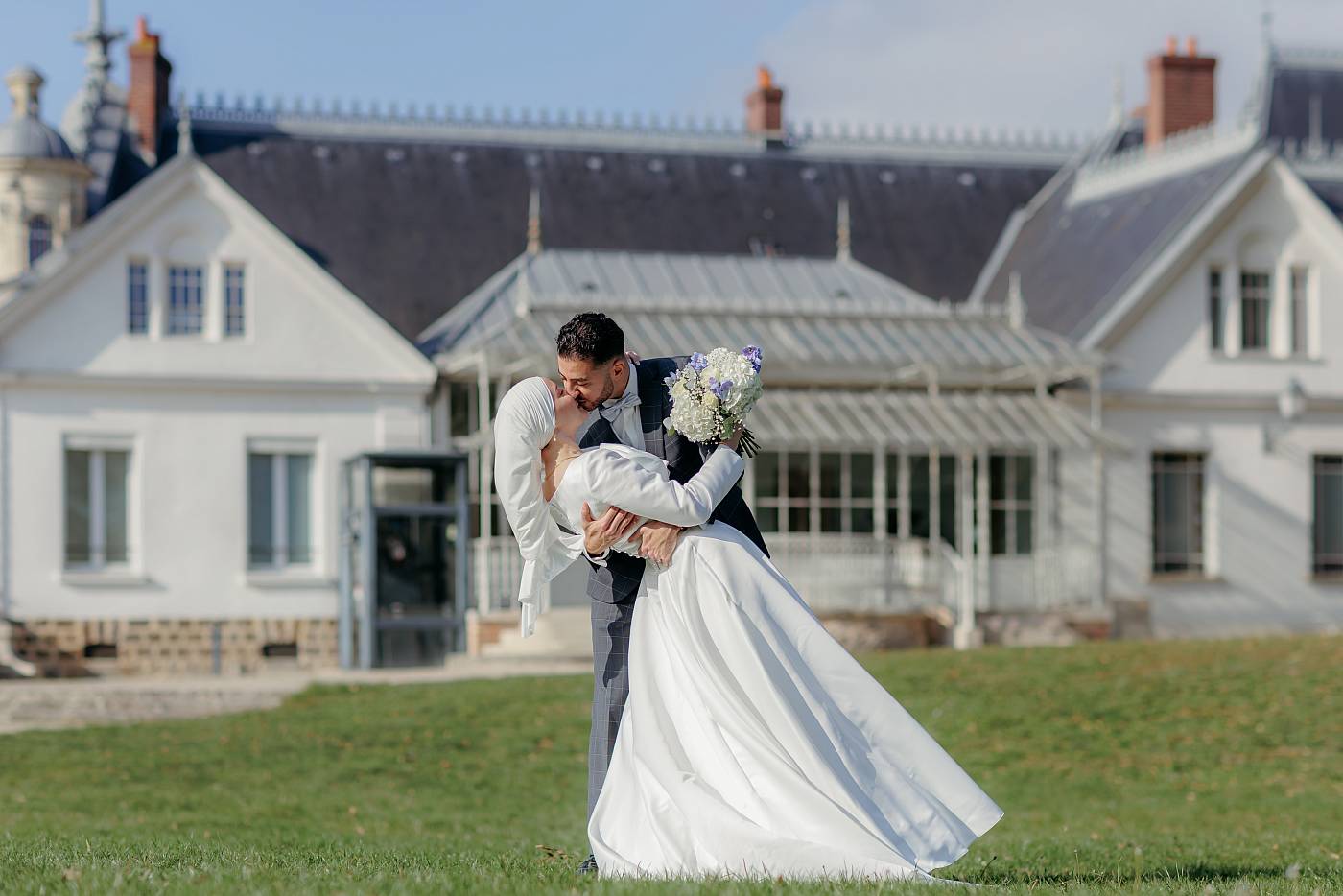 Les mariés durant les photos de couple devant le château du prieuré de Conflans-Sainte-Honorine