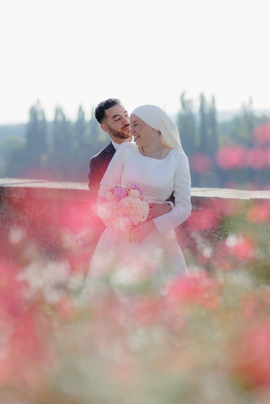 Décors fleuri pour les photos de couple à Conflans-Sainte-Honorine dans les Yvelines