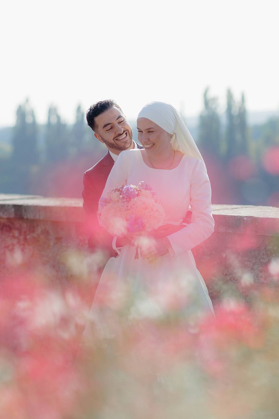 Les mariés durant le jeu des bisous au château du prieuré de Conflans-Sainte-Honorine