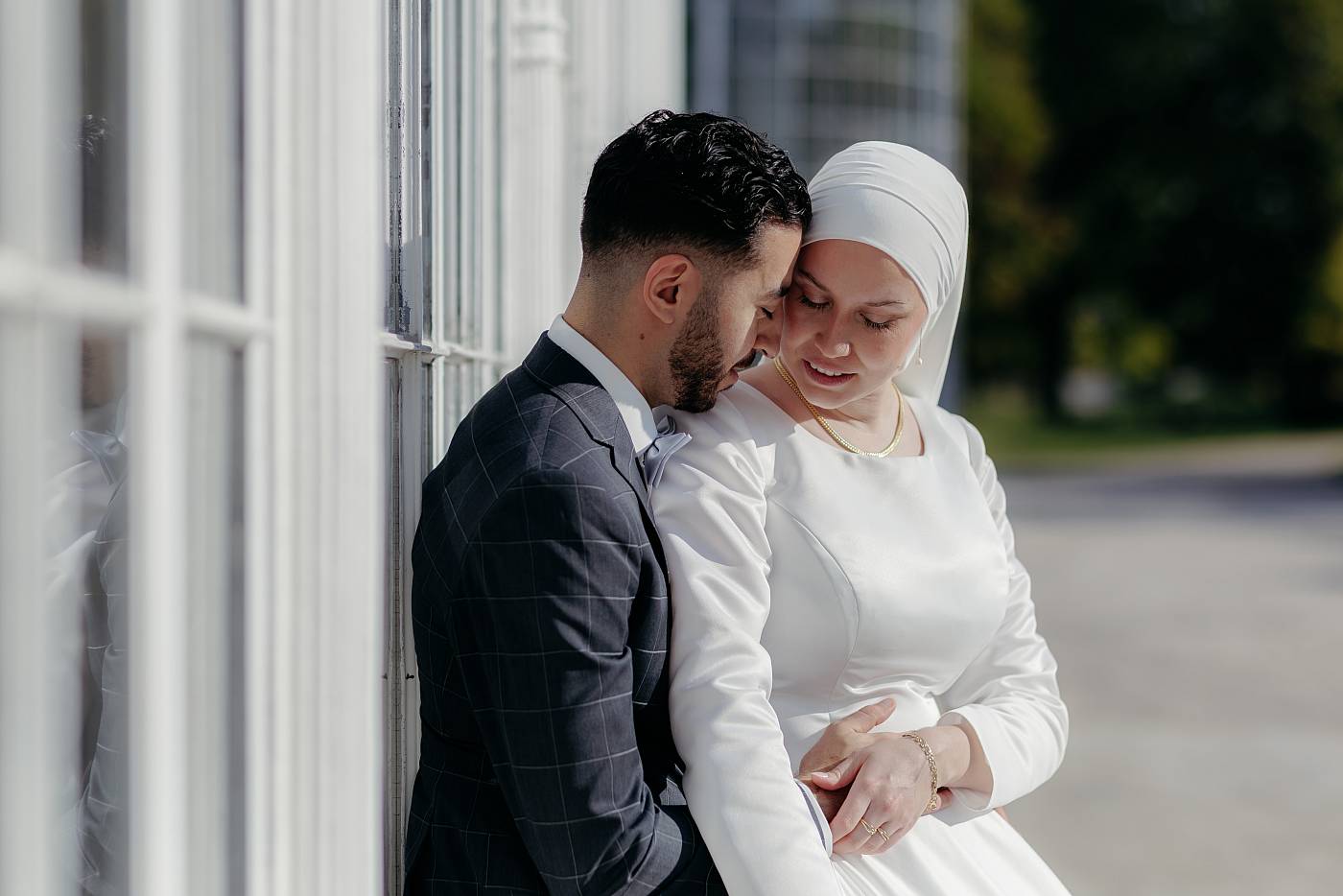 Photo de couple devant l'orangerie du parc du château du prieuré de Conflans-Sainte-Honorine