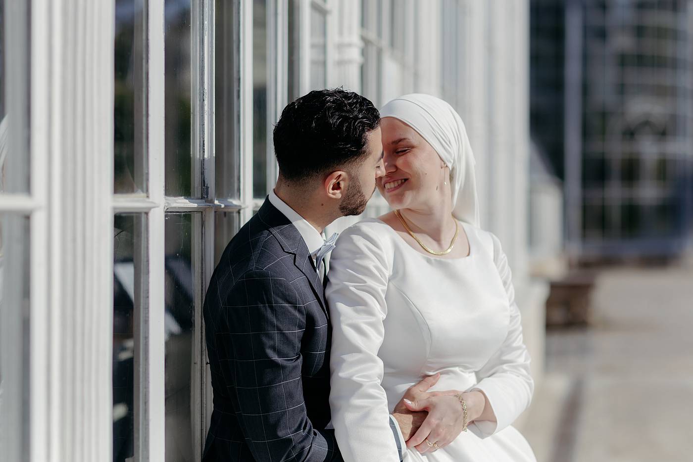 La tendresse des mariés assis sur les bords de l'orangerie