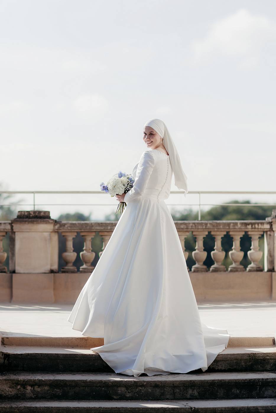 La mariée sur les marches du château de Conflans-Sainte-Honorine
