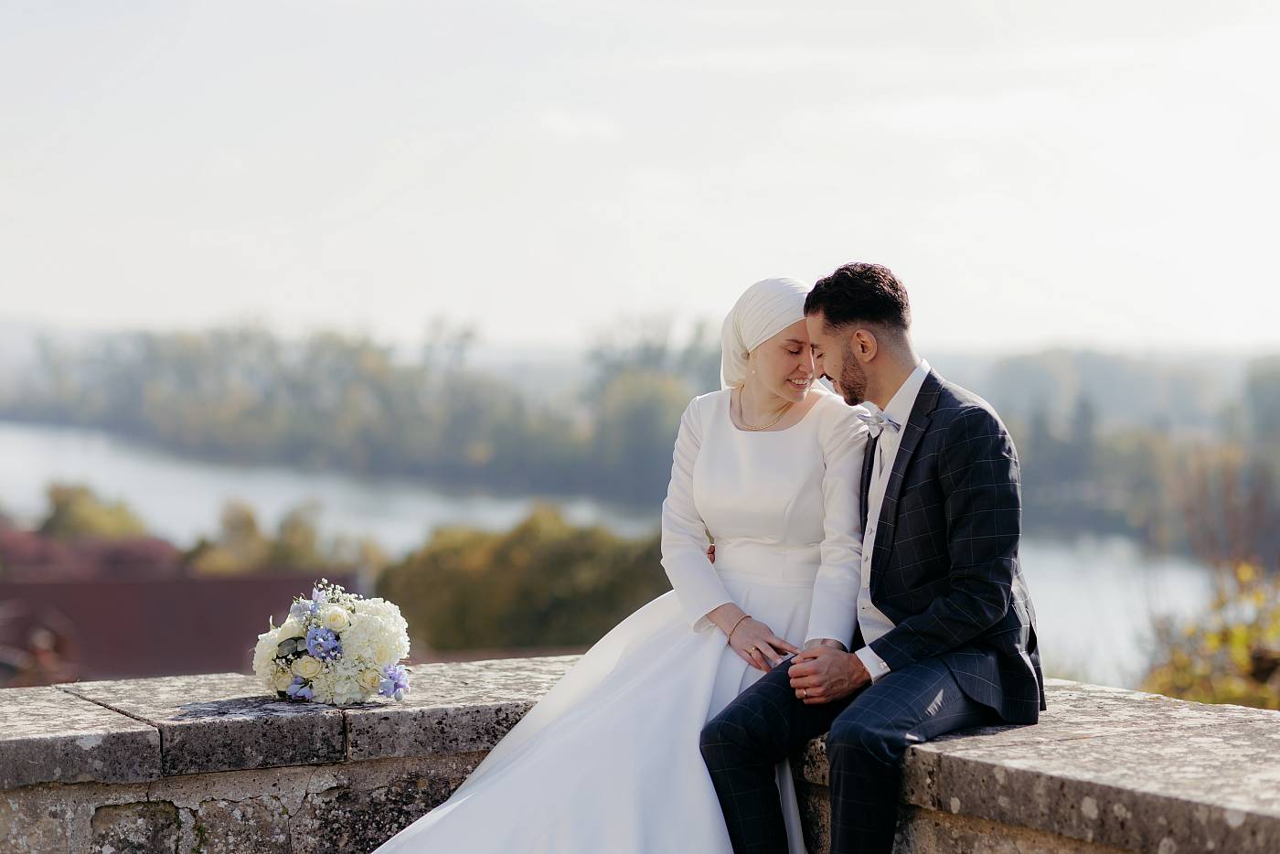 Photo de couple avec la vallée de la Seine en arrière plan