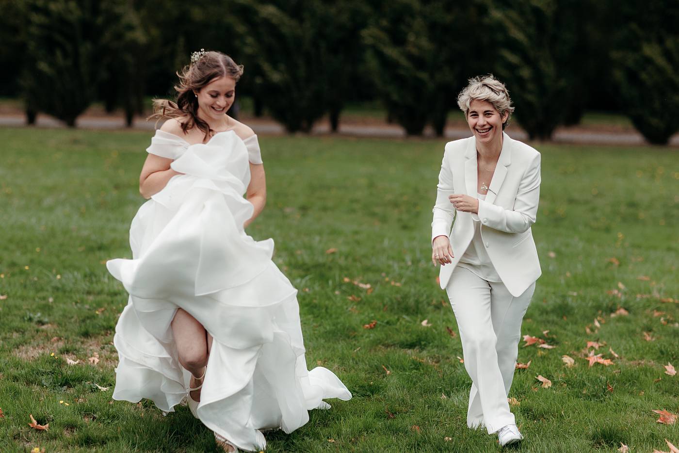 Les mariés se chamaillent dans une grande étendue d'herbe dans les Yvelines