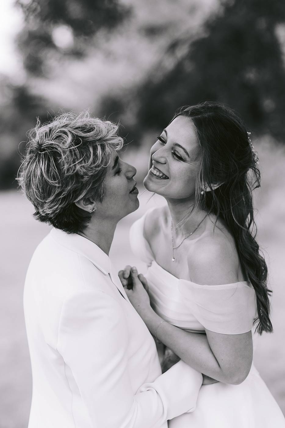 Le fou rire des mariées lors d'une séance photo de couple à Versailles
