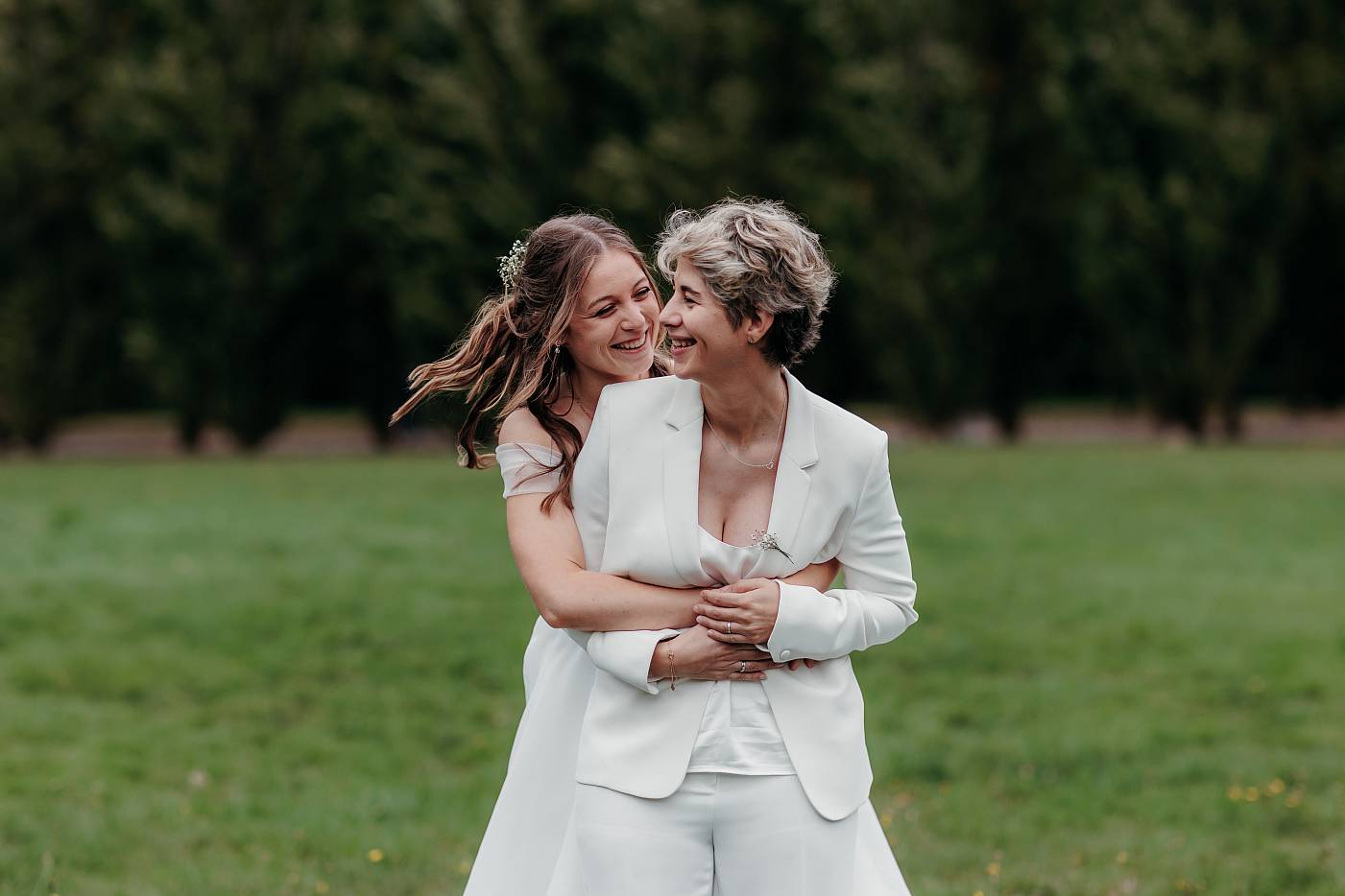 Les mariées s'amusent dans une prairie à Versailles