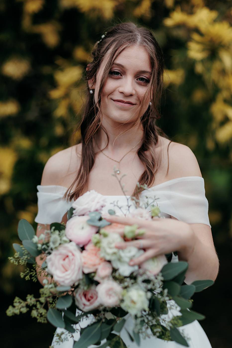 Gros plan sur la mariée et son bouquet à Versailles