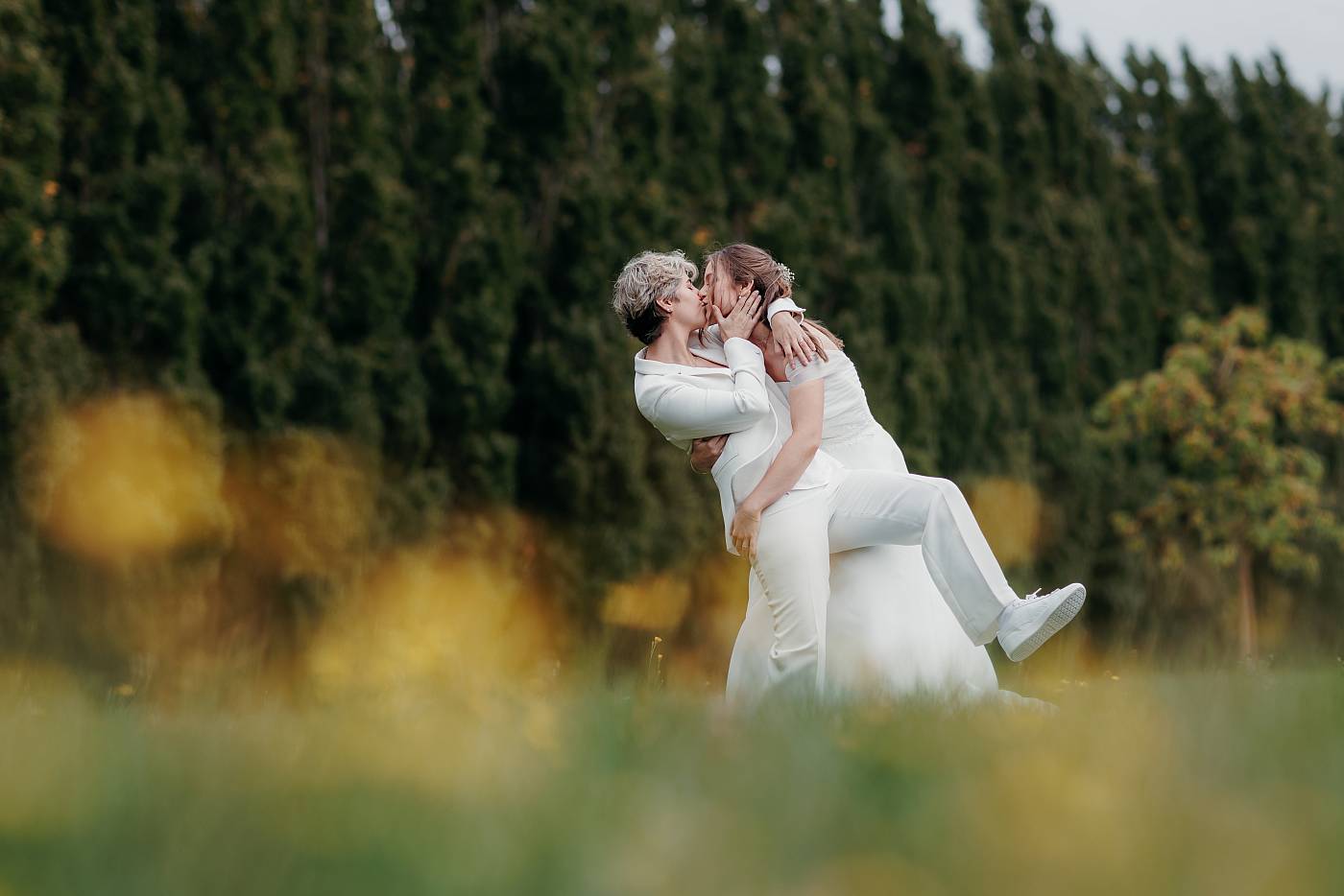 Pause classique de mariage devant les petites fleurs de la prairie de Versailles