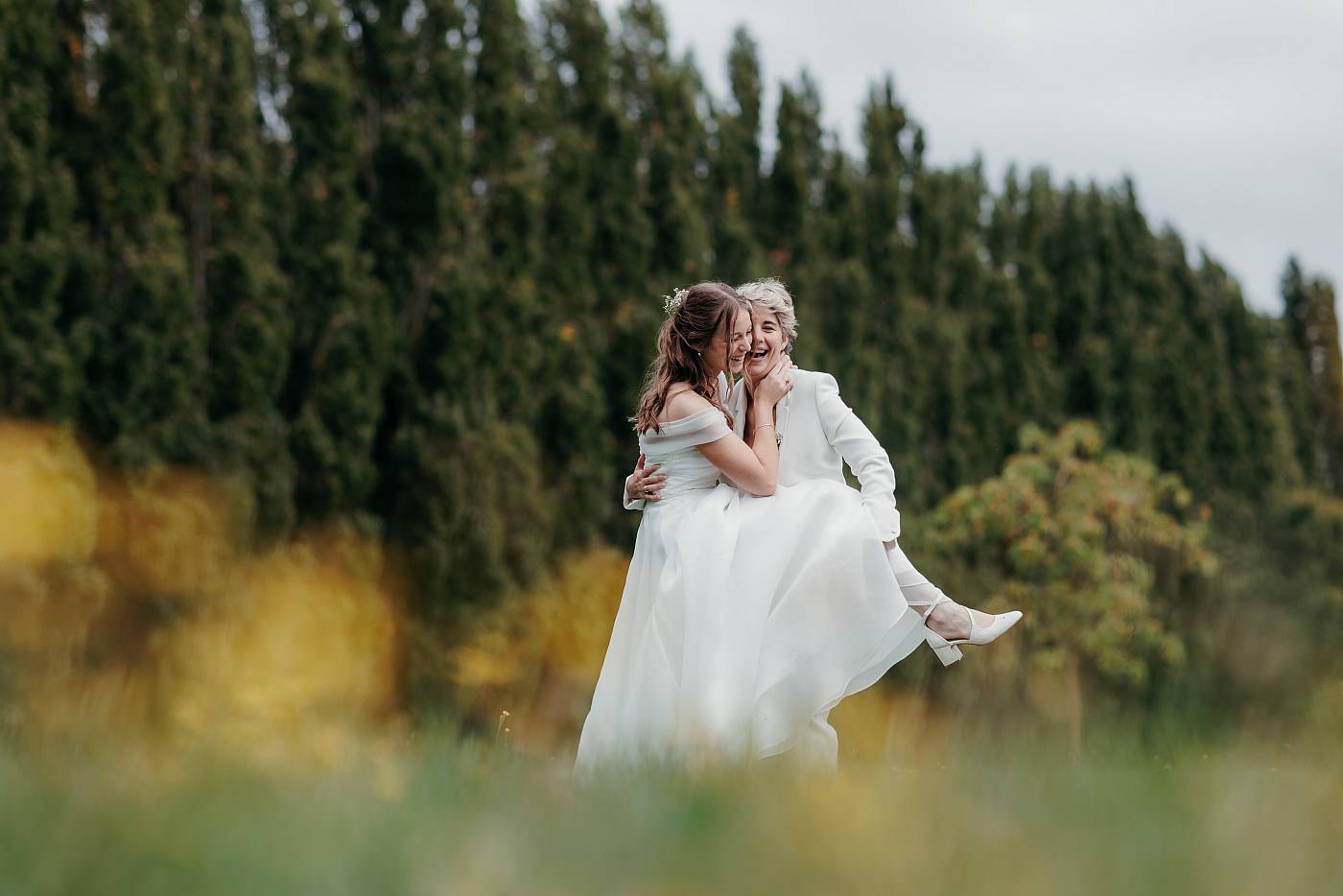 Les mariés hilares pendant la séance photo de couple à Versailles