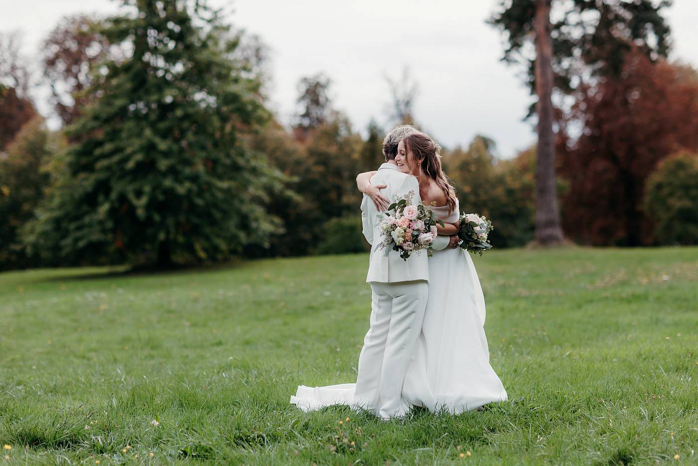 Les mariées s'enlacent lors de la séance photo de couple