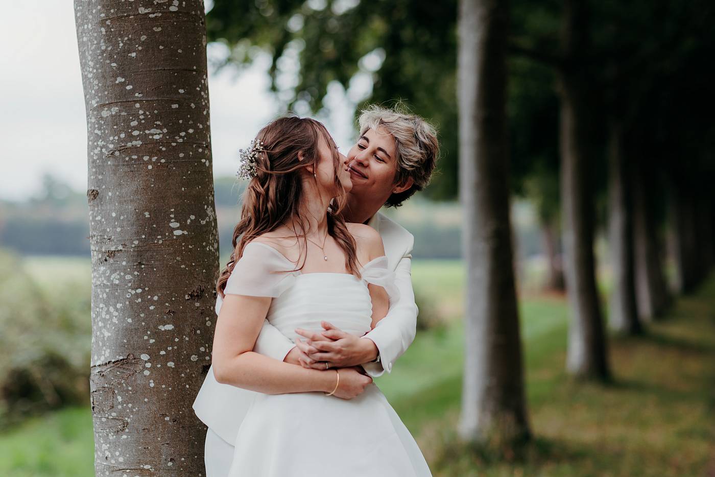 Photo de couple avec les arbres centenaire en perspective à Versailles