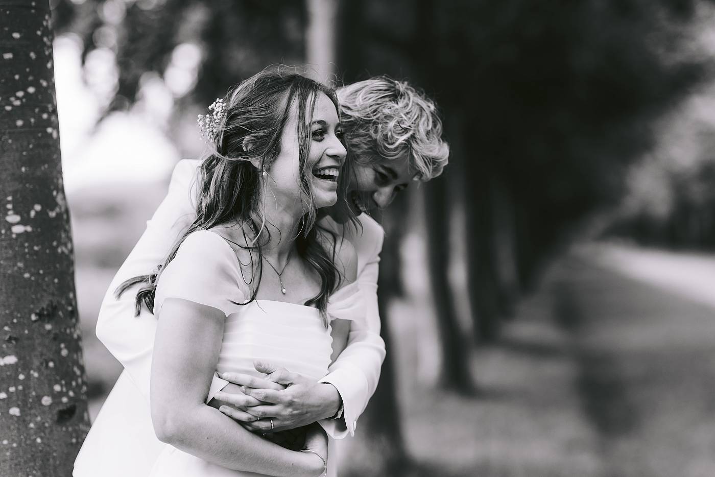 Le fou rire des mariés devant la perspective des arbres centenaire de la plaine Saint-Antoine