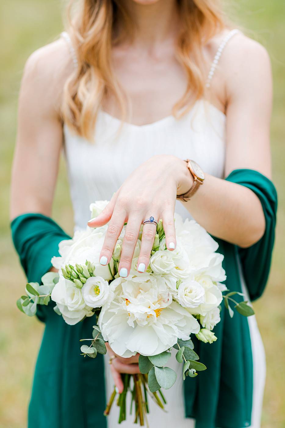 La mariée, son alliance et son bouquet à la pièce d'eau des Suisses