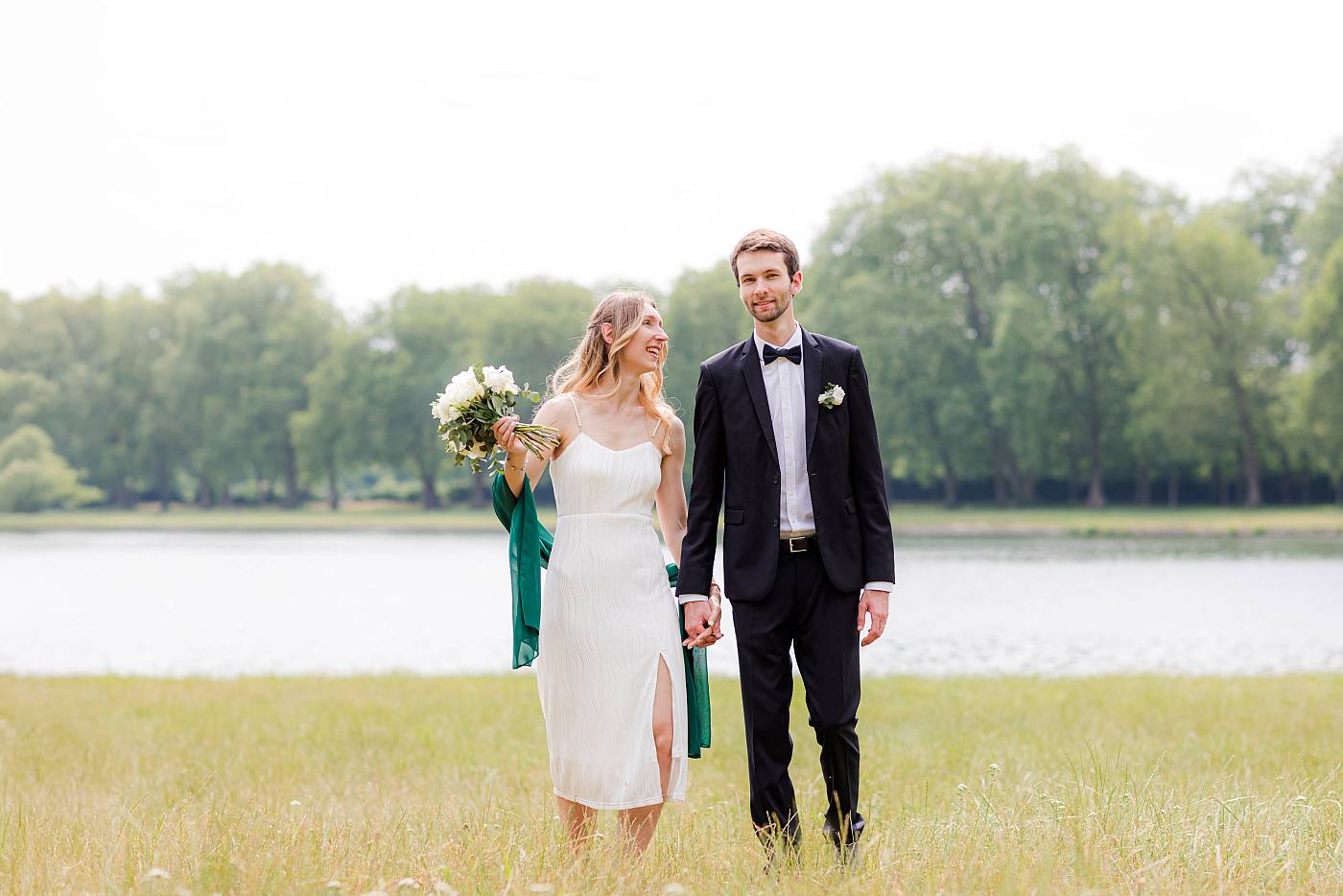 Petite balade, main dans la main des mariés à Versailles