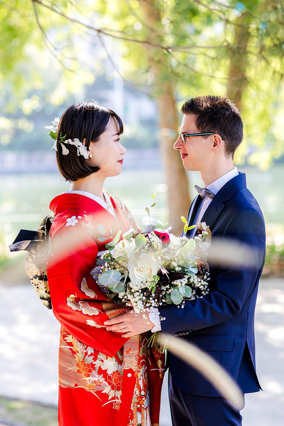 Les mariés durant la séance photo de couple sur l'île des impressionnistes à Chatou
