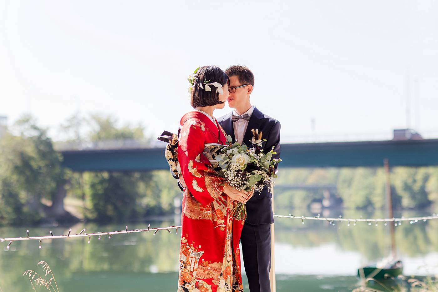 Les mariés, les yeux dans les yeux au bord de la Seine, sur l'île de l'impressionnistes