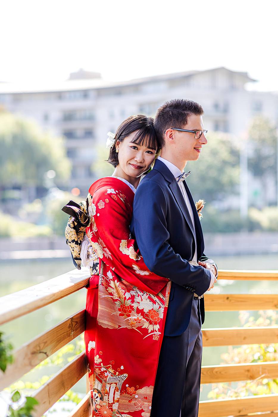 Les mariés enlacés à Chatou sur l'île des impressionnistes