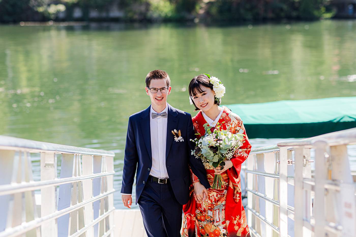 Les mariés marchent main dans la main sur les bords de Seine à Chatou