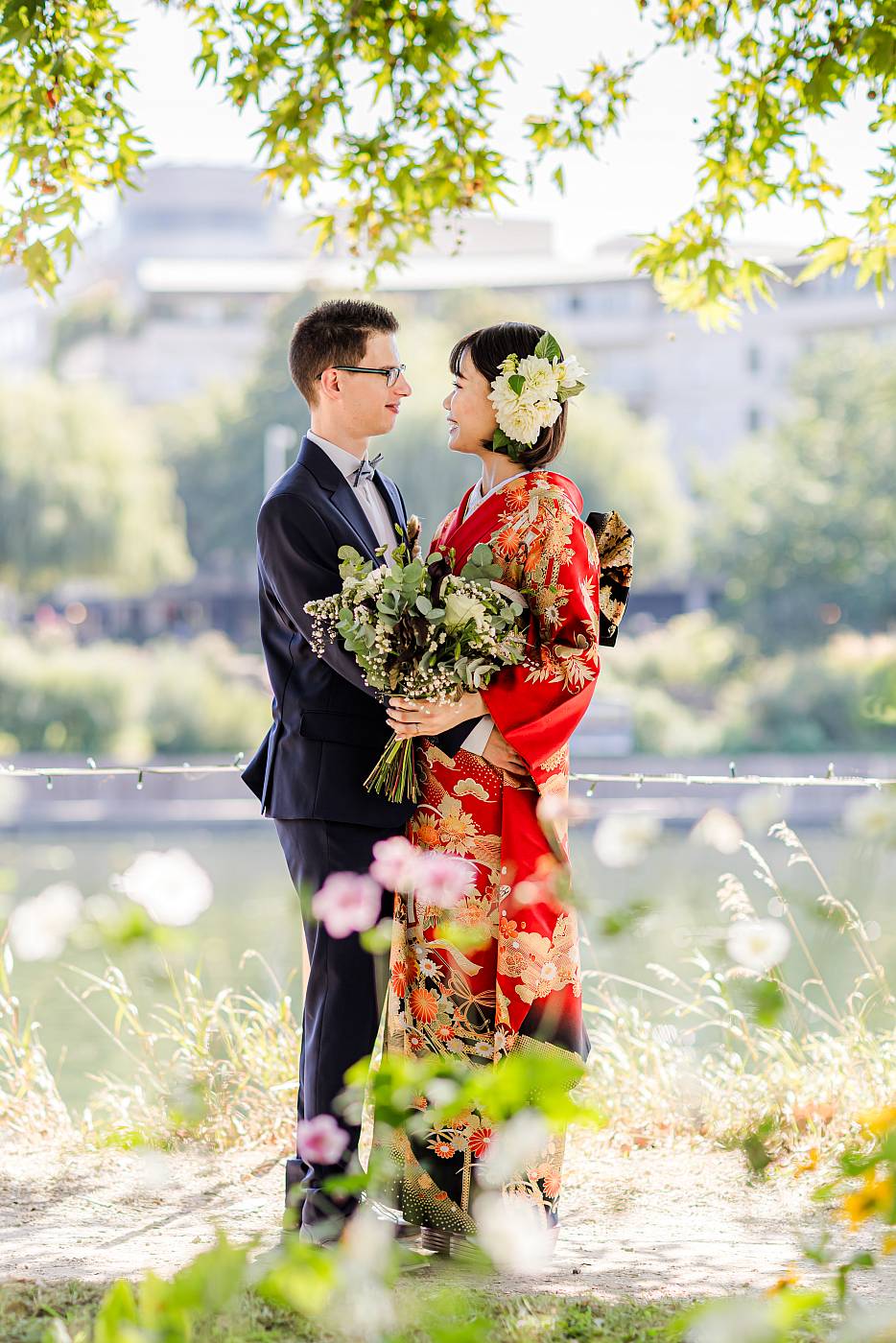 Les mariés se regardent les yeux dans les yeux sur l'île des impressionnistes