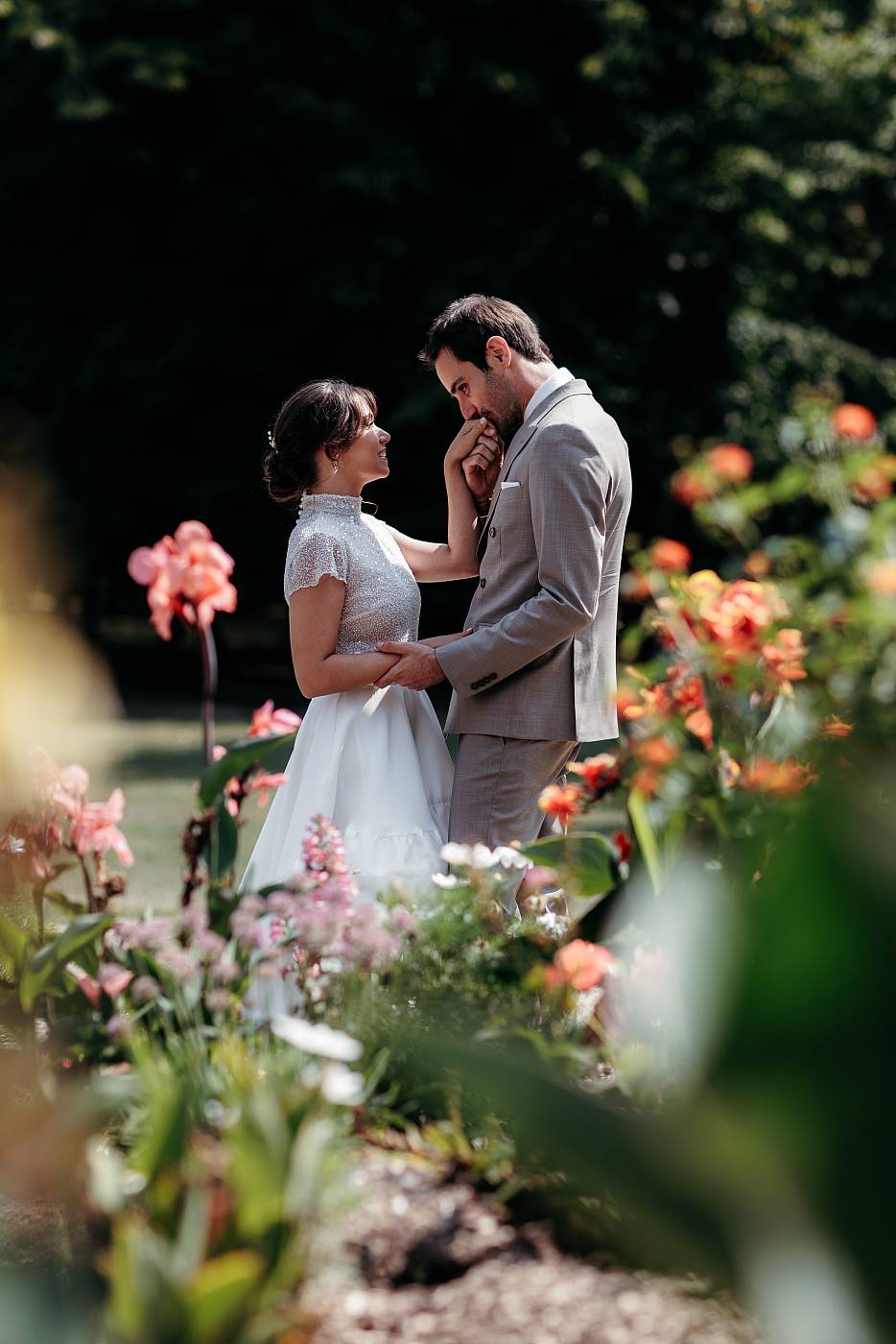 Les mariés posent parmi les fleurs au parc des buissons à Vernouillet