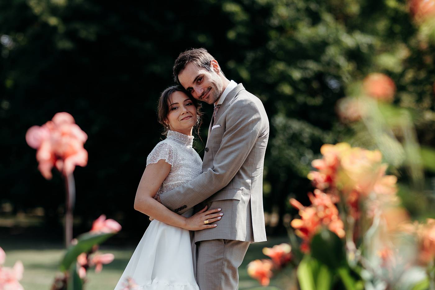 Portrait des mariés dans un décor fleuri des Yvelines