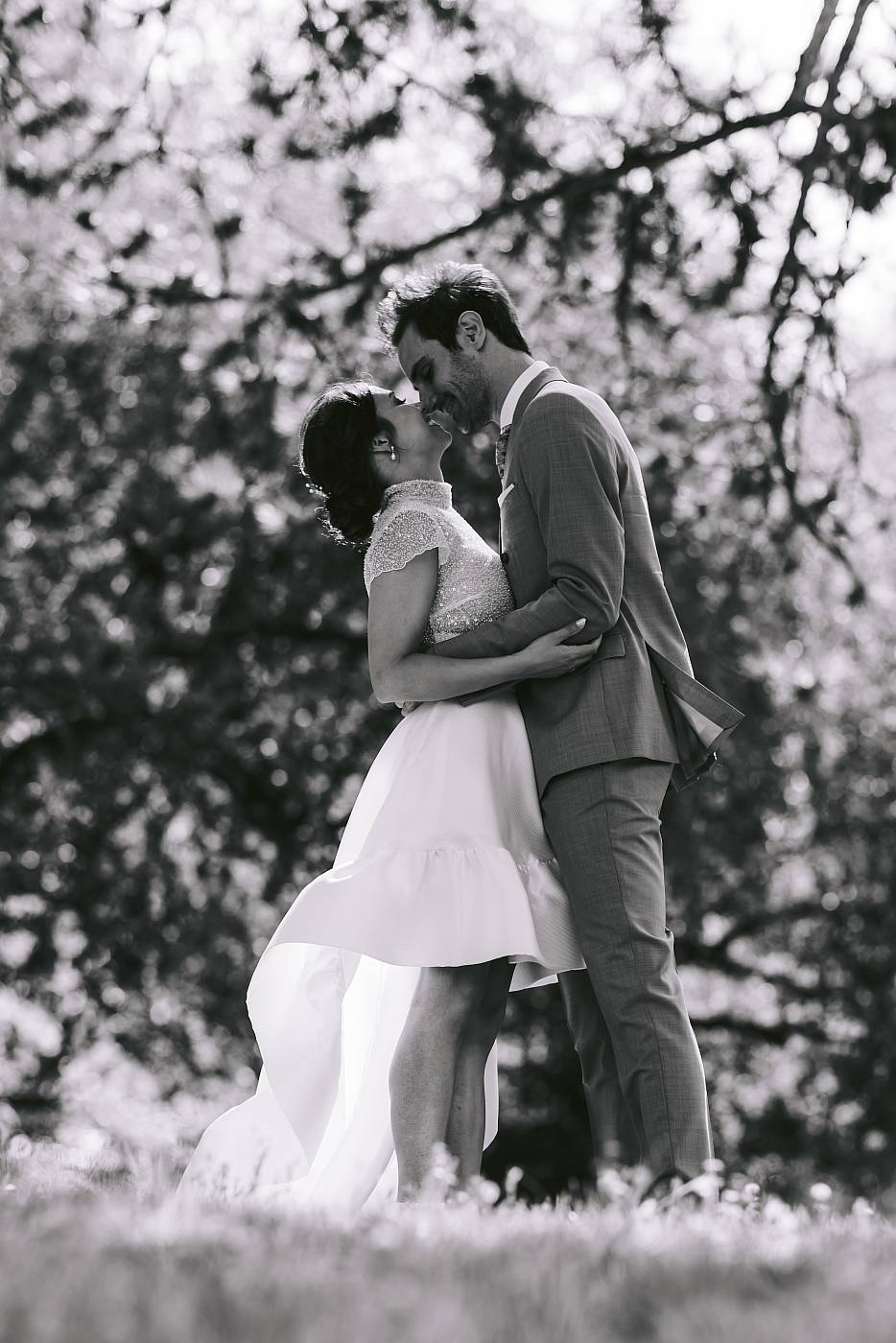 Photo en contre plongée des mariés